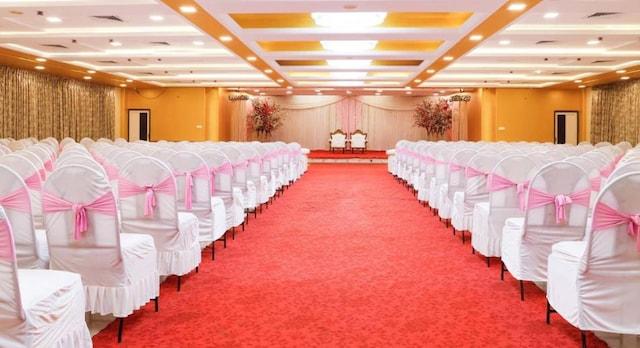 De Grandeur Hotel and Banquets gallery image