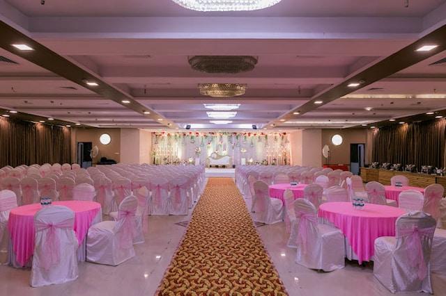 De Grandeur Hotel and Banquets gallery image
