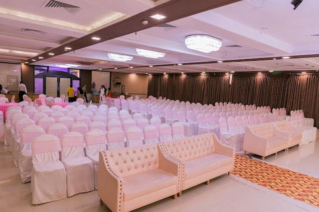 De Grandeur Hotel and Banquets gallery image