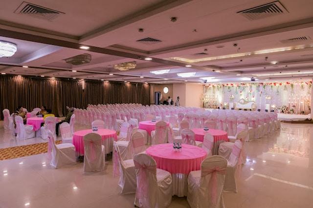 De Grandeur Hotel and Banquets gallery image